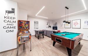 ein Zimmer mit einem Billardtisch und einem Spiel in der Unterkunft Lovely Home In Marina With Sauna in Marina