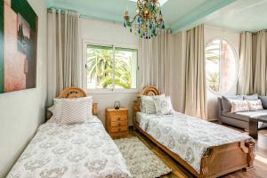 モハメディアにあるApartment with sea viewのベッド2台とシャンデリアのある寝室 +61枚の写真
