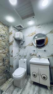 Vannituba majutusasutuses Cozy One-Bed Studio With Self Check-In
