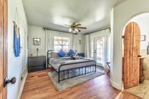 Postel nebo postele na pokoji v ubytování Cozy 4BR Ranch Home Near Sedona & Jerome with Game Room & Fire Pit