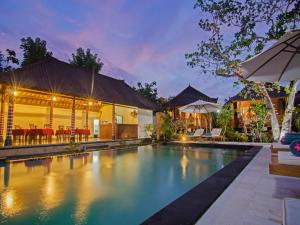 una imagen de una piscina en una villa en Cassava Bungalow, en Nusa Lembongan