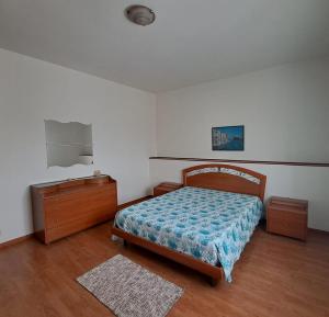 a bedroom with a bed and a dresser and a mirror at A casa di Roy in Villasmundo