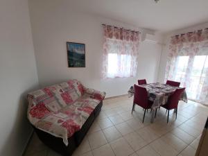 a living room with a couch and a table at A casa di Roy in Villasmundo