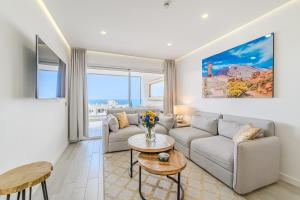 una sala de estar con un sofá y una mesa en Blue Gold Escape in Ocean Garden, en Adeje