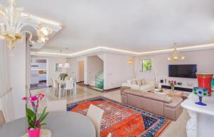 TV/Unterhaltungsangebot in der Unterkunft Beautiful Dubrovnik Villa 5 Bedrooms Villa Gold Dubrovnik Stylish Furnishings Wonderful Sea Views Orasac