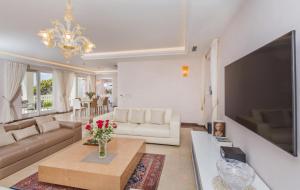TV/Unterhaltungsangebot in der Unterkunft Beautiful Dubrovnik Villa 5 Bedrooms Villa Gold Dubrovnik Stylish Furnishings Wonderful Sea Views Orasac