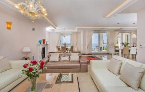 Ein Sitzbereich in der Unterkunft Beautiful Dubrovnik Villa 5 Bedrooms Villa Gold Dubrovnik Stylish Furnishings Wonderful Sea Views Orasac