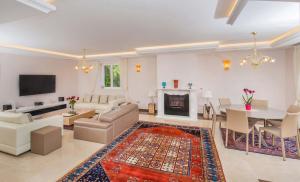 TV/Unterhaltungsangebot in der Unterkunft Beautiful Dubrovnik Villa 5 Bedrooms Villa Gold Dubrovnik Stylish Furnishings Wonderful Sea Views Orasac