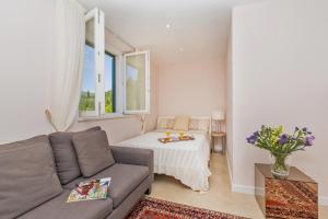 Ein Sitzbereich in der Unterkunft Beautiful Dubrovnik Villa 5 Bedrooms Villa Gold Dubrovnik Stylish Furnishings Wonderful Sea Views Orasac