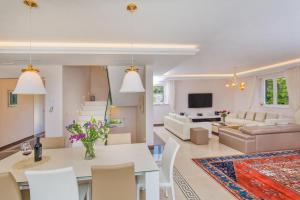 TV/Unterhaltungsangebot in der Unterkunft Beautiful Dubrovnik Villa 5 Bedrooms Villa Gold Dubrovnik Stylish Furnishings Wonderful Sea Views Orasac