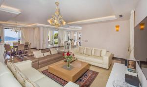 ein Wohnzimmer mit einer Couch und einem Tisch in der Unterkunft Beautiful Dubrovnik Villa 5 Bedrooms Villa Gold Dubrovnik Stylish Furnishings Wonderful Sea Views Orasac in Orasac