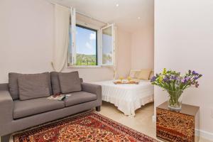 ein Wohnzimmer mit einer Couch und einem Tisch in der Unterkunft Beautiful Dubrovnik Villa 5 Bedrooms Villa Gold Dubrovnik Stylish Furnishings Wonderful Sea Views Orasac in Orasac + 32 Fotos