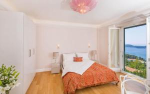 Ein Bett oder Betten in einem Zimmer der Unterkunft Beautiful Dubrovnik Villa 5 Bedrooms Villa Gold Dubrovnik Stylish Furnishings Wonderful Sea Views Orasac