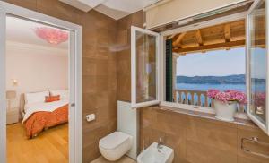 Ein Bett oder Betten in einem Zimmer der Unterkunft Beautiful Dubrovnik Villa 5 Bedrooms Villa Gold Dubrovnik Stylish Furnishings Wonderful Sea Views Orasac