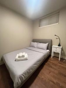 Katil atau katil-katil dalam bilik di Private 1BD Suite in Prime Vancouver Location