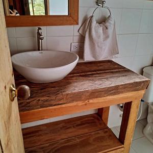 La salle de bains est pourvue d'un lavabo en bois. dans l'établissement Cabañas rurales Arabi, à Pereira