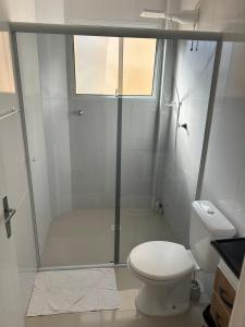 サンパウロにあるApartamento Premium Liberdadeのシャワー、トイレ、窓付きのバスルーム