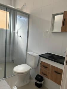 サンパウロにあるApartamento Premium Liberdadeのトイレとシャワー付きの白いバスルーム