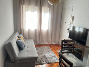 サンパウロにあるApartamento Premium Liberdadeのソファと薄型テレビのあるリビングルーム