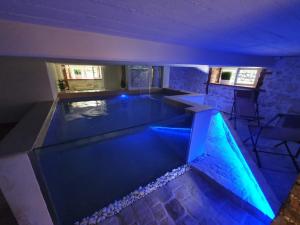 Bazén v ubytovaní Private Room with Exclusive SPA alebo v jeho blízkosti