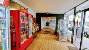 un corridoio di un supermercato con due frigoriferi e un negozio di alimentari di Poe Matie cosy Studio Papeete, entre Mer et Montagne, proche centre ville a Papeete