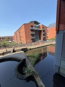 バーミンガムにあるStylish City Stay on Fleet Street, Modern Comfort in the Heart of Birminghamの都市の水上橋