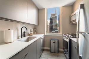 ニューヨークにあるChic NYC Stay Steps from Times Square with 2 bedroomのギャラリーの写真