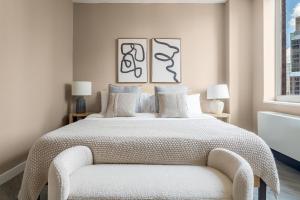 ニューヨークにあるChic NYC Stay Steps from Times Square with 2 bedroomのギャラリーの写真