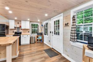 Dapur atau dapur kecil di Gables End Escape Lakefront Dock Kayaks