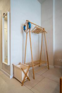 Una habitación con un estante de madera y una escalera de madera. en Sea Side View Bamboo Beach Tsikhisdziri, en Tsikhisdziri