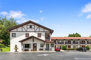海伦SureStay Hotel by Best Western Helen Downtown的一栋建筑，停车场里停着一辆车