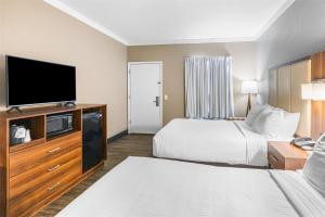SureStay Hotel by Best Western Helen Downtown的电视和/或娱乐中心