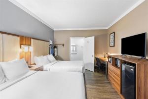 海伦SureStay Hotel by Best Western Helen Downtown的一间有两张床和一台平板电视的酒店房间