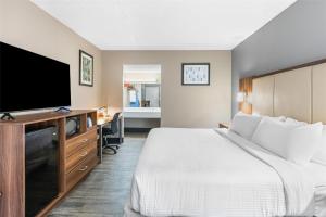 海伦SureStay Hotel by Best Western Helen Downtown的一间配有床和平板电视的酒店房间 更多35张照片