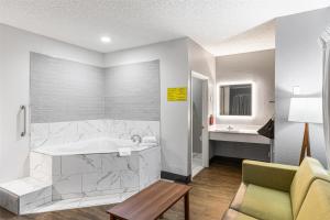 SureStay Hotel by Best Western Helen Downtown客房内的一张或多张床位