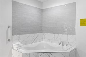 SureStay Hotel by Best Western Helen Downtown的一间浴室