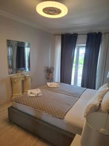 Postel nebo postele na pokoji v ubytování Royal Apartments Sandra