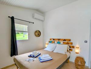 Ένα ή περισσότερα κρεβάτια σε δωμάτιο στο Magnifique villa piscine vue mer à 180