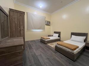 a room with two beds and a tv in it at شقق بن طالب in Khamis Mushayt +23 photos