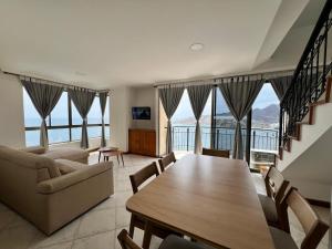 a living room with a table and chairs and a couch at Rodadero Excelente Apartamento in Puerto de Gaira