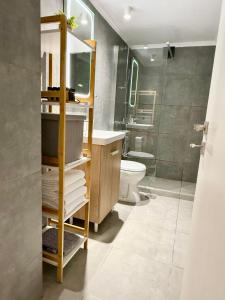 Un baño con lavabo, inodoro y ducha. en Christina's Home, en Atenas