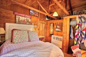 ein Schlafzimmer mit einem Bett in einer Holzhütte in der Unterkunft Frontier Ranch Retreat and Cabin in Fischer + 40 Fotos