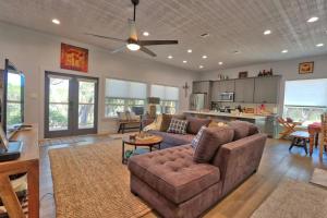 ein Wohnzimmer mit Sofa und Tisch in der Unterkunft Frontier Ranch Retreat and Cabin in Fischer