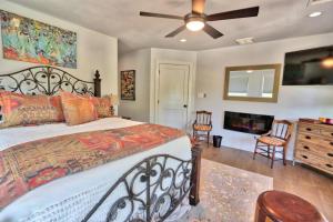 ein Schlafzimmer mit Bett und Deckenventilator in der Unterkunft Frontier Ranch Retreat and Cabin in Fischer