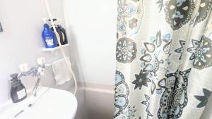 a bathroom with a shower curtain and a sink at MIYAVI#407 3min walk Narimasu Station, 3 people, double bed & sofa, Tokyo's largest Don Quijote in Tokyo