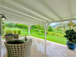 Κήπος έξω από το Magnifique villa piscine vue mer à 180