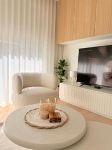 una sala de estar con una mesa con velas. en Studio Nacre Knokke, en Knokke-Heist