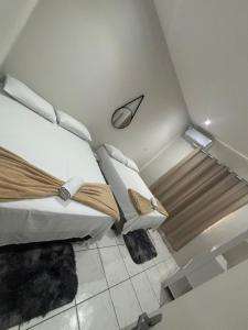 a bedroom with a bed with white sheets and pillows at Rodrigues AP Apartamento em Barreirinhas in Barreirinhas