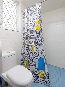 a bathroom with a shower curtain with a blue floor at Amplia planta baja Fundidora in Monterrey