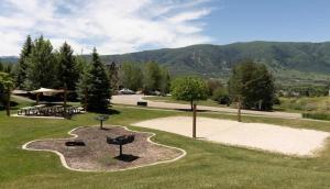 einen Park mit einem Picknickbereich mit Bergen im Hintergrund in der Unterkunft Adventure & Relaxation Awaits Near Powder Mountain Eden Utah All Season Retreat Golf and Ski Resort in Eden